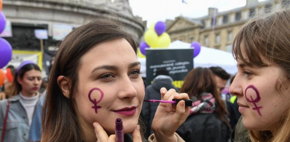 Fotografía tomada en París, en su Plaza de la República. Tomada por la agencia AFP por el día internacional de la mujer. El estudio de la Ocde fue presentado hoy en Francia.