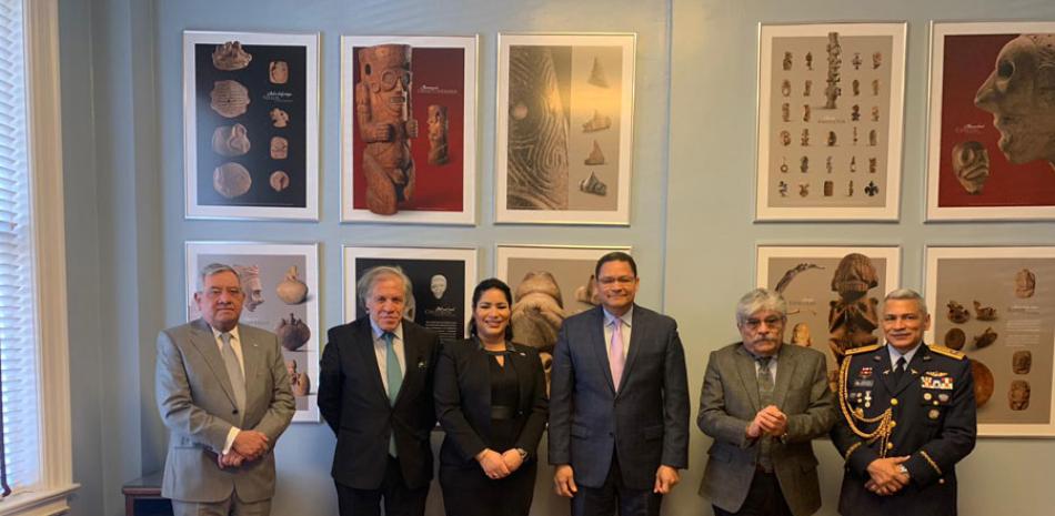 El embajador dominicano ante la OEA, Gedeón Santos, encabezó la remodelación de la Misión Permanente junto al secretario general de la OEA, Luis Almagro, Patricia Franjul y otros delegados diplomáticos.
