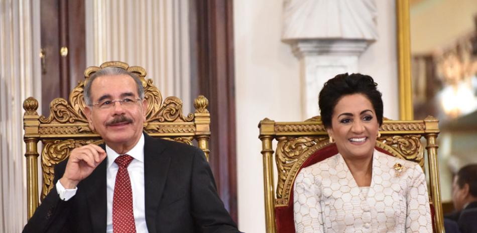 Exhortación. El presidente Danilo Medina dijo que trabaja en programas para mejorar la calidad de vida de las mujeres. A su lado, la primera dama, Cándida Montilla de Medina,