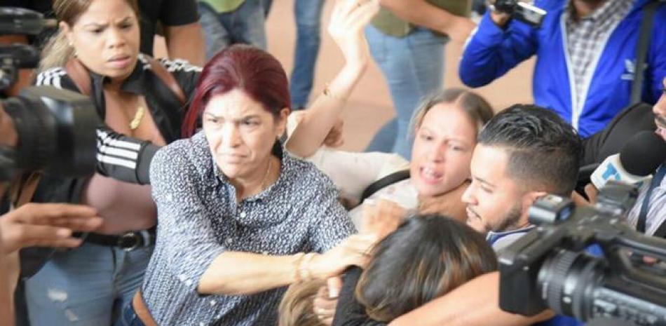 Agresión. La periodista Deyanira López fue agredida reiteradamente por familiares de un reo en el Palacio de Justicia.