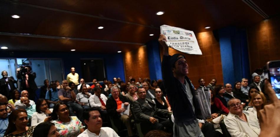 Mirada a la historia. "El Canillita feliz", interpretado por el joven actor Luinis Olaverría, de la compañía teatral Cúcara Mácara, en la apertura de la ceremonia.