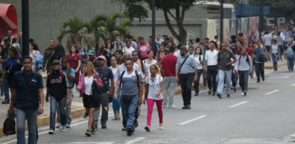 Venezolanos por las calles de Caracas. imagen AP.