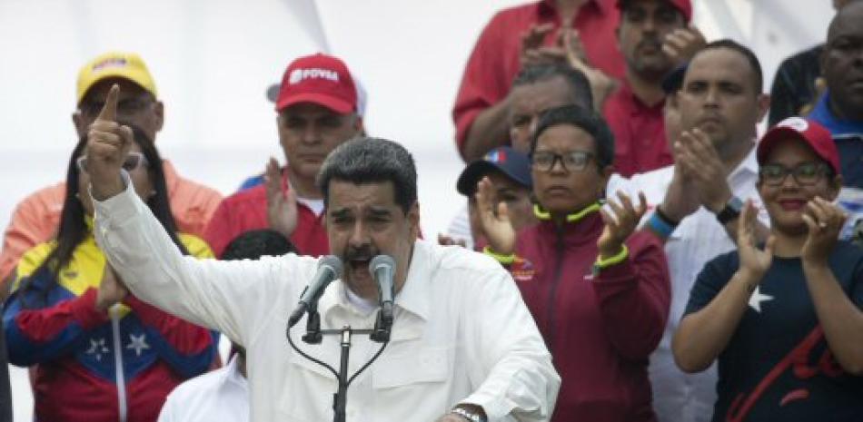 El presidente de Venezuela, Nicolás Maduro (c), ofrece el discurso de cierre de la marcha oficialista contra el imperialismo y el sabotaje eléctrico este sábado, en Caracas (Venezuela). EFE/ Raúl Martínez.