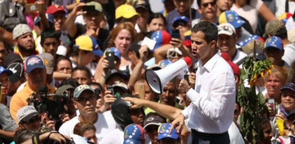 El líder del Parlamento, Juan Guaidó, habla a sus simpatizantes durante la manifestación de este sábado en Caracas (Venezuela). Guaidó, a quien una cincuentena de países reconoce como presidente interino de Venezuela, anunció una gira por el país y una gran concentración en Caracas para reclamar el poder, que disfruta desde 2013 el chavista Nicolás Maduro. EFE/ Rayner Peña