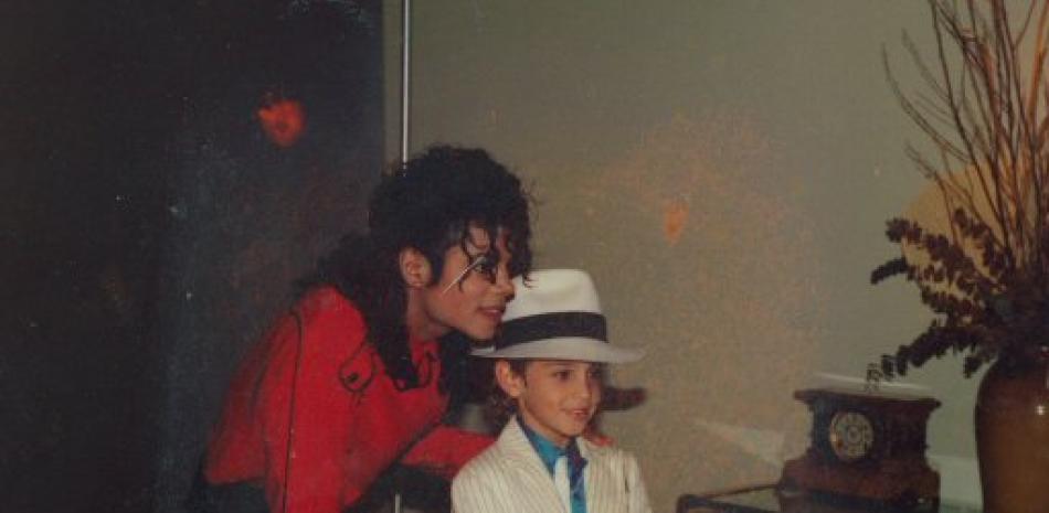 Michael Jackson junto a un niño. Foto AP.