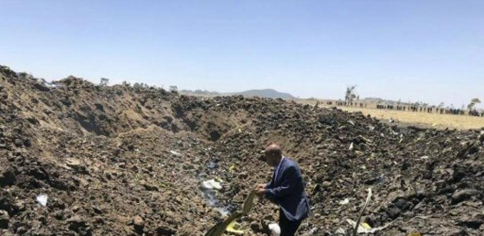 Fotografía tomada de la página de Facebook de Ethiopian Airlines del director general de Ethiopian Airlines, Tewolde Gebremariam, viendo los escombros de un avión que se estrelló poco después de despegar. (Facebook vía AP)
