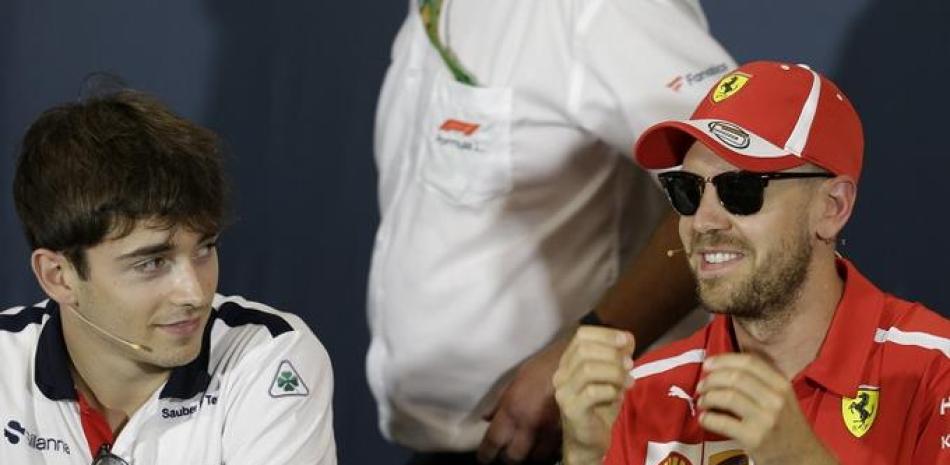 Sebastian Vettel, a la izquierda, buscará ganar finalmente el mundial de Fórmula Uno con la escudería Ferrari.