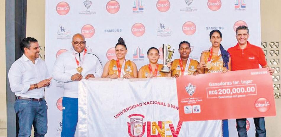 Shariff Quiñones premia al equipo de UNEV como campeón del evento femenino de la Copa Universitaria.