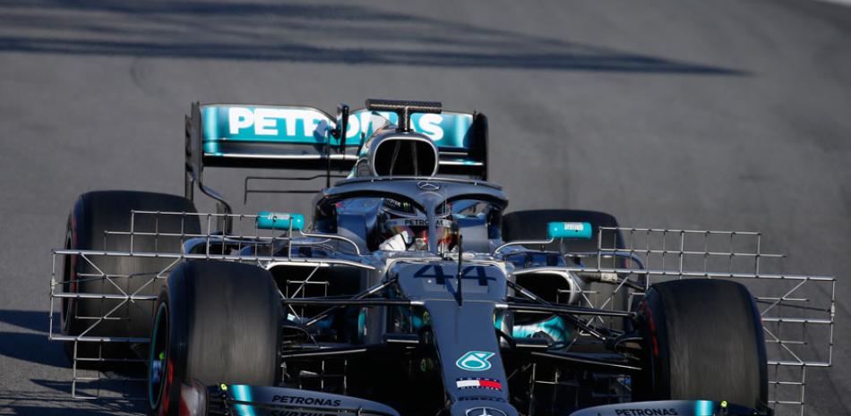 Lewis Hamilton conduce su Mercedes en un ensayo en el Circuito de Catalunya en MontmelÃ³, en las afueras de Barcelona. /AP