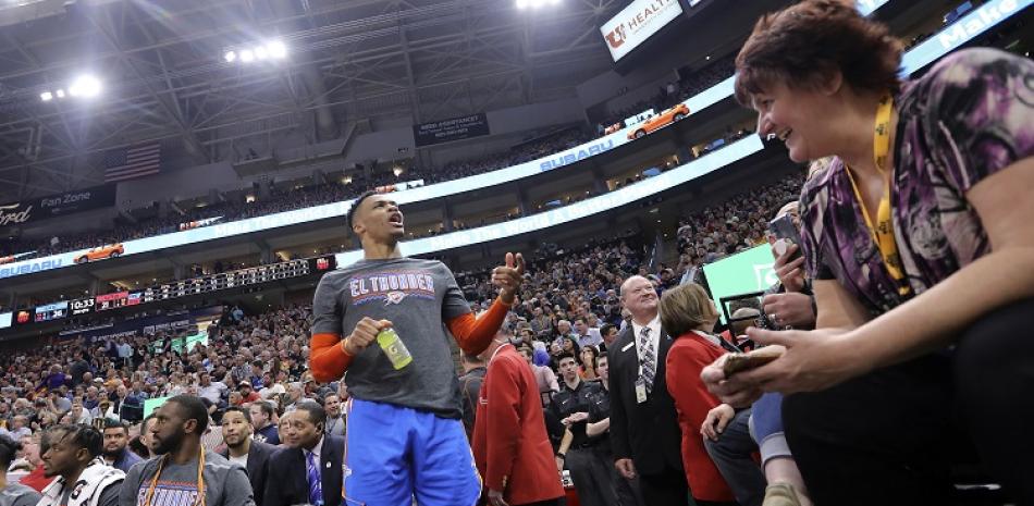 Russell Westbrook intercambia insultos con fanáticos de los Jazz de Utah durante el partido del lunes por la noche.