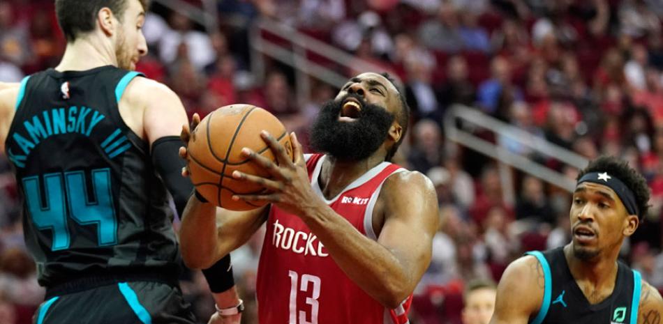 James Harden, de los Rockets, busca un intento al canasto luego de recibir una falta de Malik Monk, (1), de Charlotte. /AP