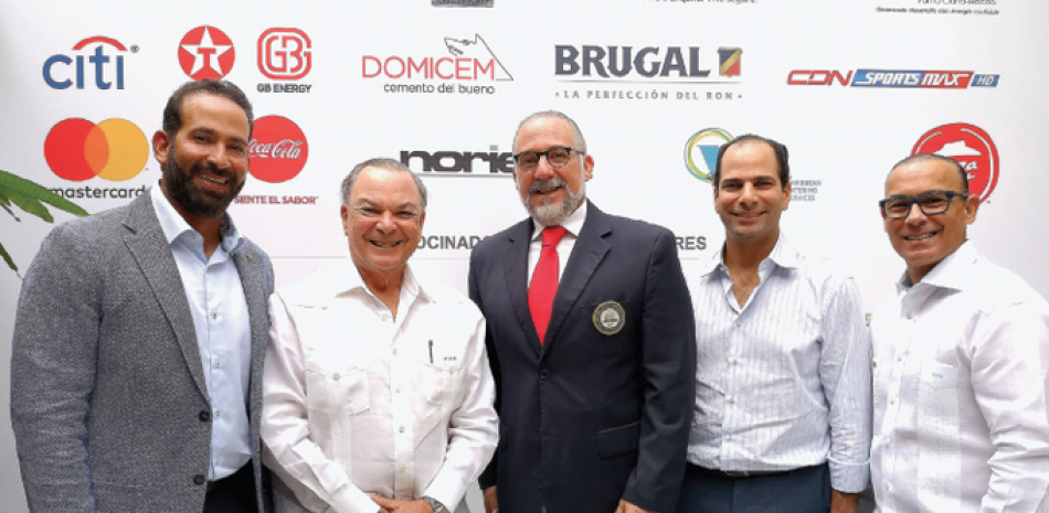 Mesa directiva del Corales Championship encabezada por Don Fran Rainieri, presidente del Grupo Puntacana, durante el anuncio oficial del torneo celebrado ayer.