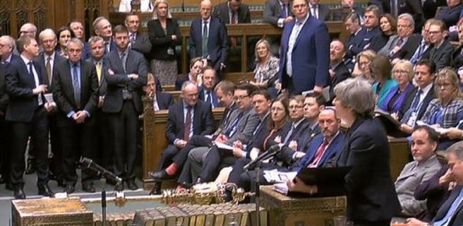 La primera ministra británica, Theresa May, mientras da un discurso ante la Cámara de los Comunes durante la sesión de control a la primera ministra, Ayer en Londres (Reino Unido).AP
