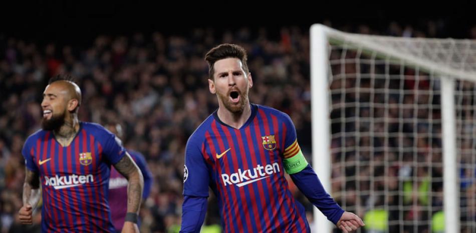Lionel Messi, del Barcelona, celebra luego de anotar uno de los dos goles que consiguió en la victoria sobre el Lyon. AP
