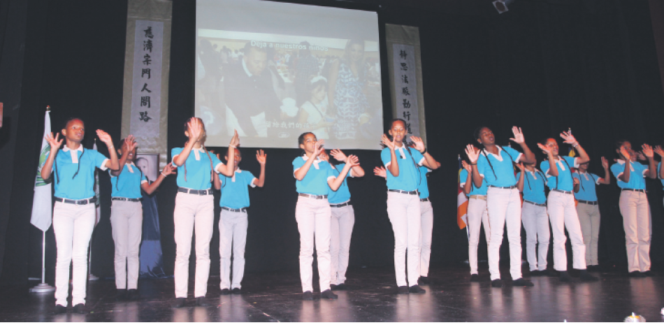 Niños de La Romana, taiwaneses y voluntarias realizan bailes. CORTESÍA TZU CHI