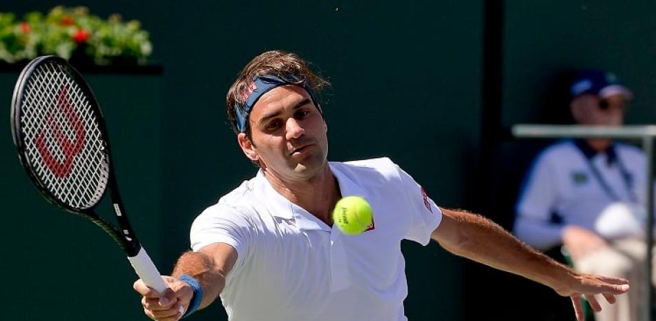 Roger Federer retorna la pelota a Hubert Hurkacz en el partido de cuartos de final del Masters 1000 en Indian Wells.