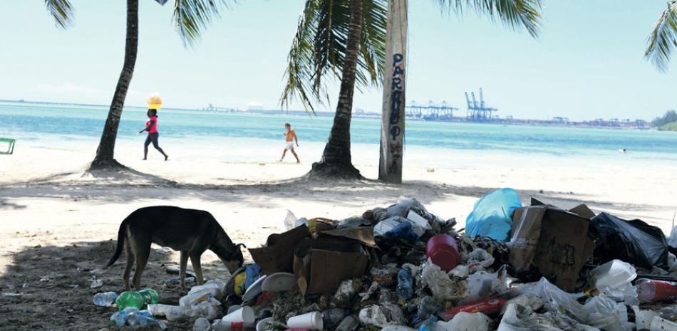 El estancamiento de agua y el cúmulo de basura afean la playa. JOSÉ A. MALDONADO
