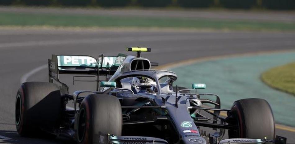 El Mercedes conducido por Valtteri Bottas aparece durante las prácticas para el Gran Premio de Australia de Fórmula Uno que se correrá el domingo.