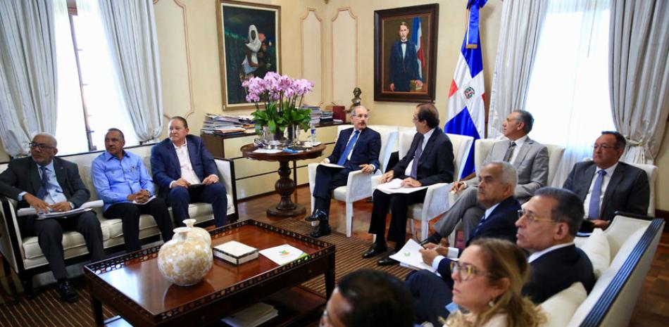 El presidente Danilo Medina encabezó ayer una reunión.