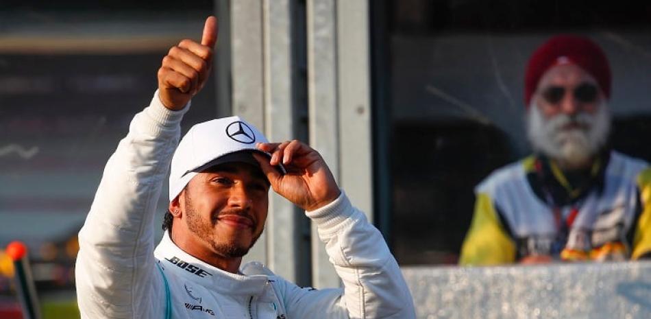Lewis Hamilton celebra luego de lograr la posición de pole para el Gran Premio de Australia que se correrá este domingo en Melbourne.