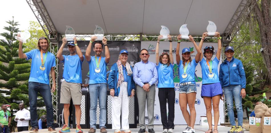 Ganadores de los primeros lugares 100km, junto a Rosa Margarita Bonetti de Santana, Ángel Estévez y Mariluz Viñas. CORTESÍA DE PROPAGAS.