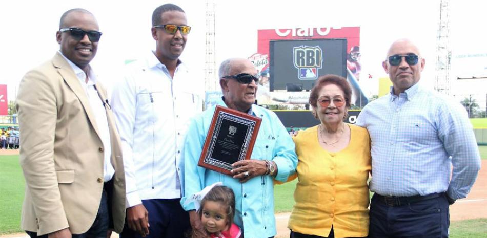 Don Oscar Pérez con su placa de reconocimiento, acompañado por Joel Araujo, de MLB; Henry González, su señora esposa y su hijo Rafael Pérez. FUENTE EXTERNA