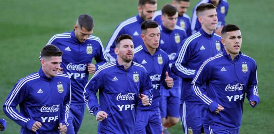 Los jugadores de la selección de Argentina, con Lionel Messi a la cabeza, durante el entrenamiento realizado este lunes en la Ciudad Deportiva del Real Madrid. . EFE