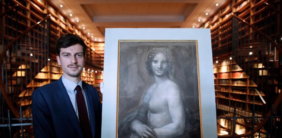 El conservador del Museo Condé, Mathieu Deldicque, posa junto al dibujo "La Joconde Nue" (lit. La Mona Lisa desnuda). Según pruebas científicas recientes, el dibujo fue pintado en el taller de Leonardo da Vinci. Foto: EFE