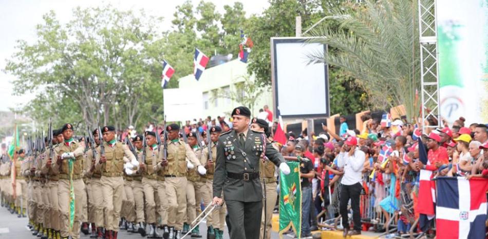 El pueblo azuano ondeó banderas durante el desfile conmemorativo. /PRESIDENCIA