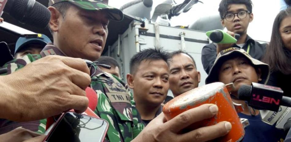 El comandante de la marina de Indonesia muestra la caja de registro de datos del vuelo 610 de Lion Air, a bordo de un buque de la marina frente a Tanjung Karawang, Indonesia, el 14 de enero del 2019.