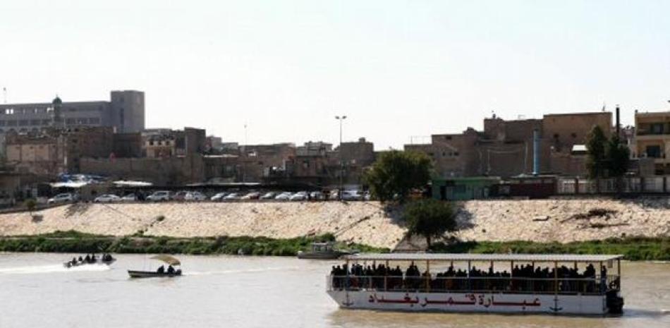 Imagen de archivo datada el 13 de febrero del 2016 de un ferry en el río Tigris, en Baghdad (Irak).