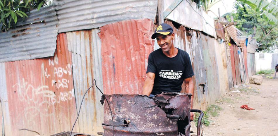 Víctor Manuel Ventura sonríe mientras pedalea su triciclo y emprende su jornada laboral . SAIURY CALCAÑO/ LISTÍN DIARIO