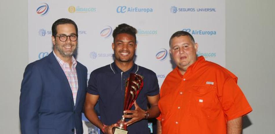 Edipo Rodríguez con su trofeo de Atleta del Año en fútbol, acompañado de Manuel Luna y Jorge Allen.