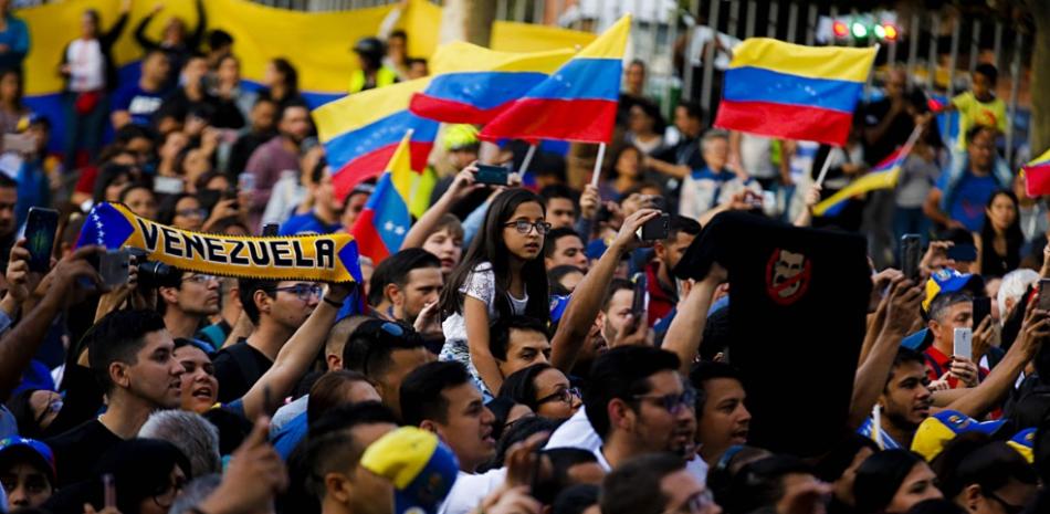 Manifestantes contra el gobierno de Nicolás Maduro protestan en Chile, durante la visita de la esposa de Juan Guaidó a Chile.