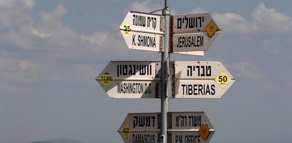 Varios turistas observan el lado sirio desde el paso fronterizo de Ben Tal, en los Altos del Golán (Israel). EFE