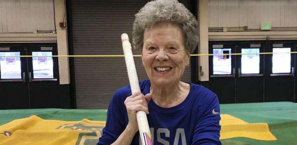 Florence “Flo” Filion Meiler, que salta pértiga y compite en otras disciplinas atléticas a los 84 años, posa para una foto durante un entrenamiento en la Universidad de Vermont en Burlington el 14 de marzo del 2019. /AP/