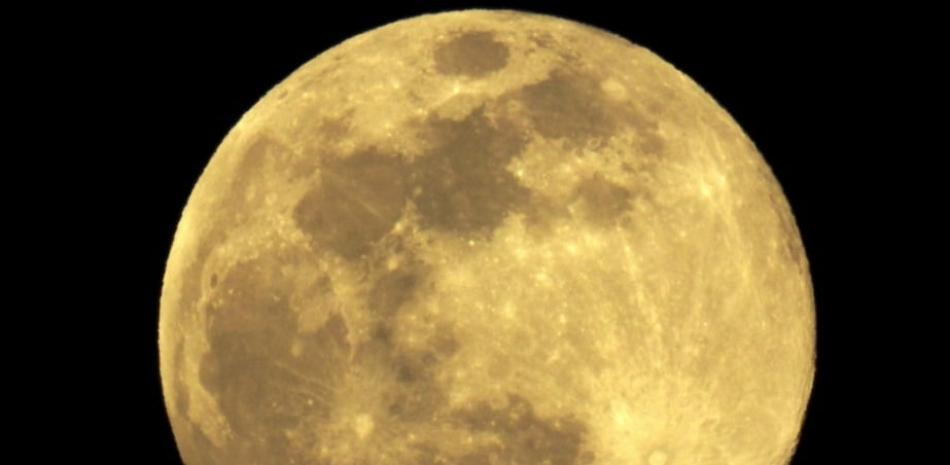 La luna llena sobre el monte Pico Sacro el 20 de marzo de 2019. Esta fue la tercera superluna llena del año, también conocida como la superluna de gusano. La luna se muestra un 14% más grande de lo habitual y un 30% más brillante, y es la primera superluna que coincide con el equinoccio de primavera desde hace dos décadas. EFE/Lavandeira jr.