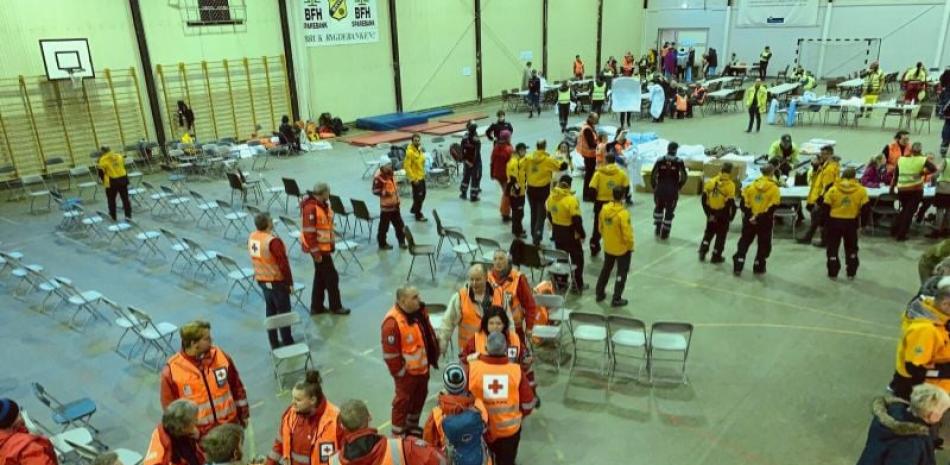 Pasajeros rescatados del crucero Viking Sky reciben ayuda de los servicios de emergencias en Hustadvika, Noruega.