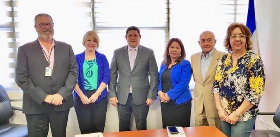 Consul dominicano Franklin Grullón junto personalidades del gobierno de Puerto Rico.