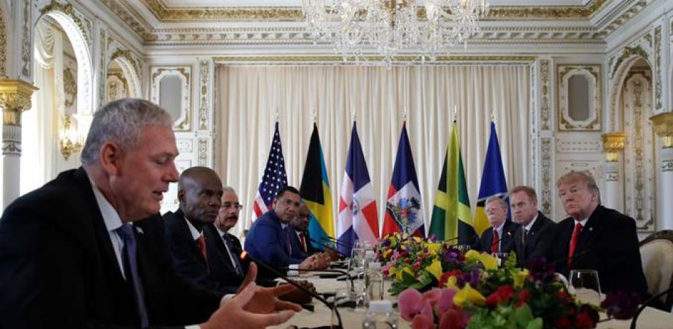 El presidente Donald Trump, a la derecha, se reúne con los líderes del Caribe en Mar-A Lago, el viernes 22 de marzo de 2019, en Palm Beach, Florida. (AP Photo/Carolyn Kaster)
