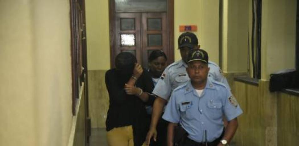 Fatín Leonarda Falcón Alvino es condicida por la policía judicial, luego de la audiencia.