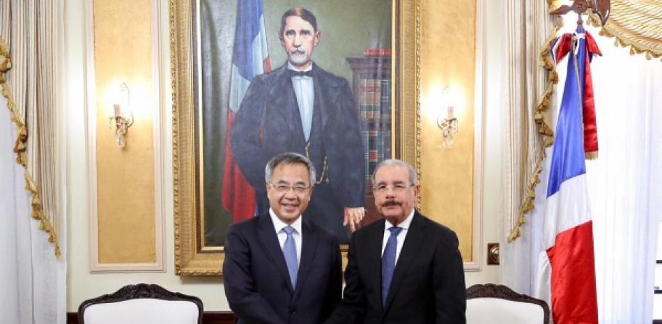 Fotografía del presidente de la República, Danilo Medina y el viceministro ministro de la República Popular China, Hu Chunhua.