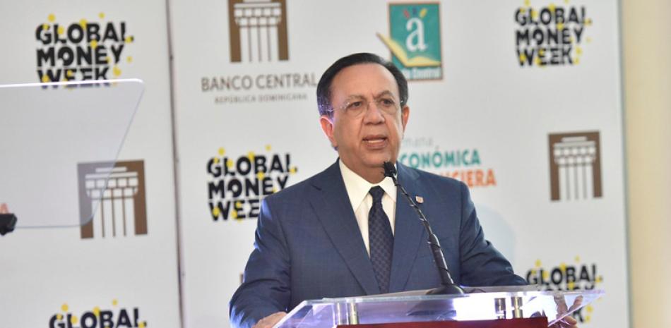 Héctor Valdez Albizu, gobernador del Banco Central, anunció que esa institución ofrecerá cursos en línea.