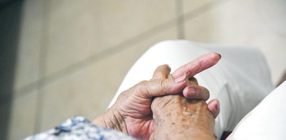 Mientras doña Elena, de 83 años, hablaba con LISTÍN DIARIO se apretaba fuertemente las manos. VÍCTOR RAMÍREZ