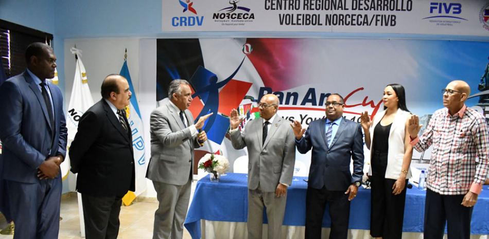 Milton Ray Guevara es juramentado por Luisín Mejía. Observan el viceministro de Deportes,Soterio Ramírez, y Cristóbal Marte, titular de la Norceca. FE