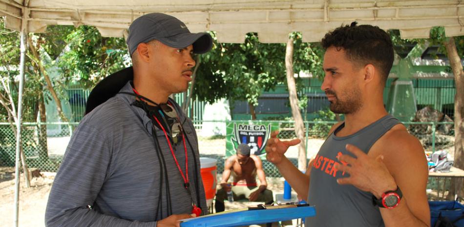 Félix Sánchez conversa con Luguelín Santos en un receso de las prácticas/RR