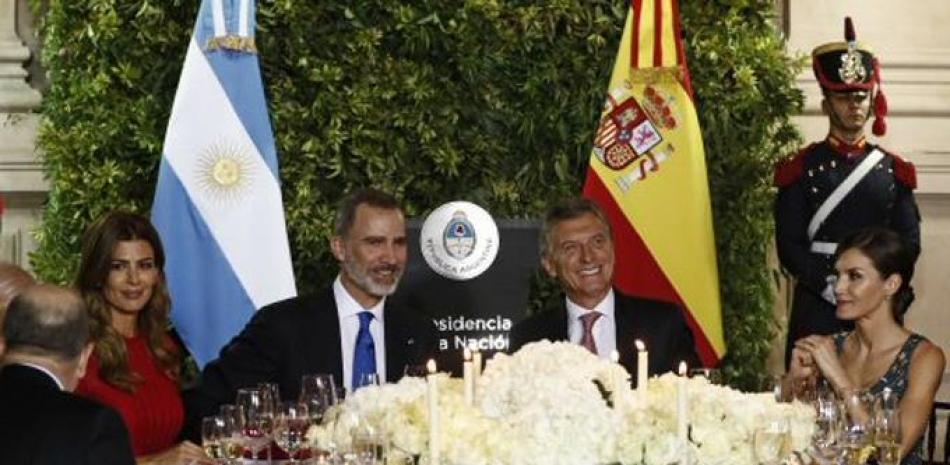 Los reyes de España, Felipe y Letizia, el presidente de Argentina Mauricio Macri y su esposa Juliana Awada durante la cena de gala ofrecida esta noche por el mandatario argentino. Foto AP