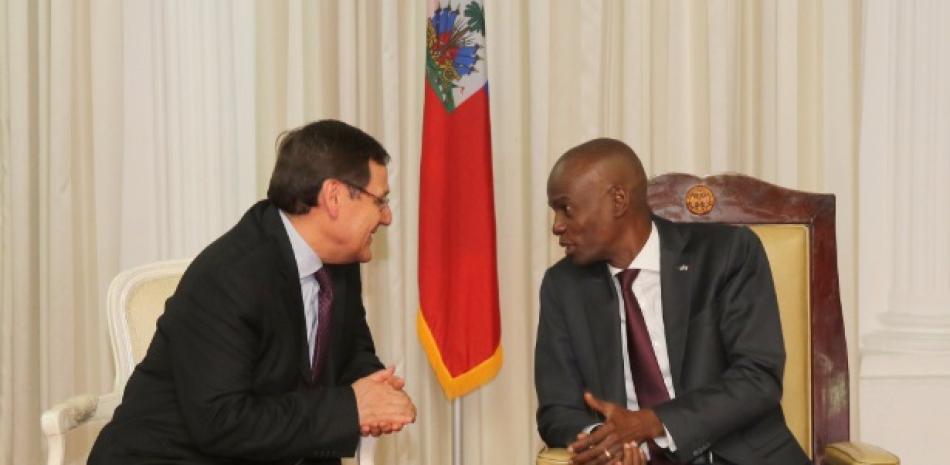 Fotografía de archivo del embajador chileno y el presidente haitiano, Jovenel Moise.