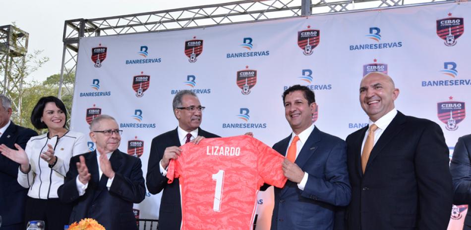 Manuel Estrella y Simón Lizardo Amézquita, muestran el uniforme que vertirá el el campeón 2018 de la LDF, Cibao FC para la próxima gtemporada 2019.
