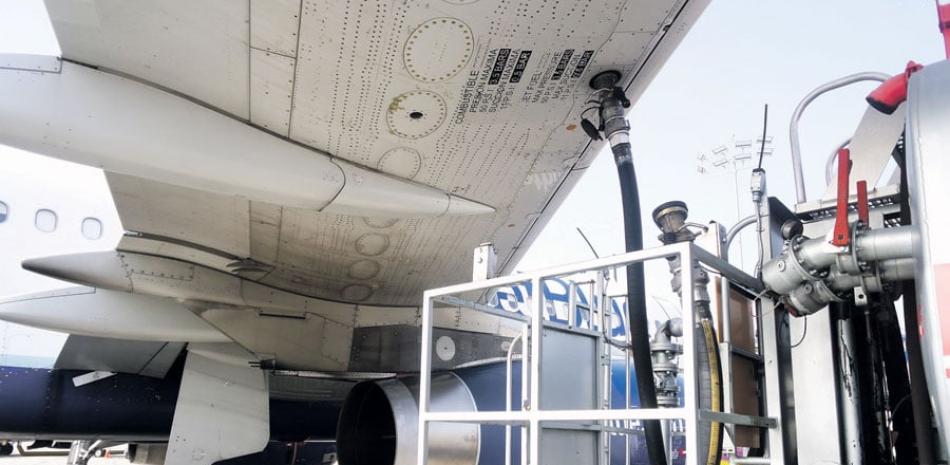 Una aeronave se abastece de combustibles en la terminal B instalada en el aeropuerto de Punta Cana. IDAC